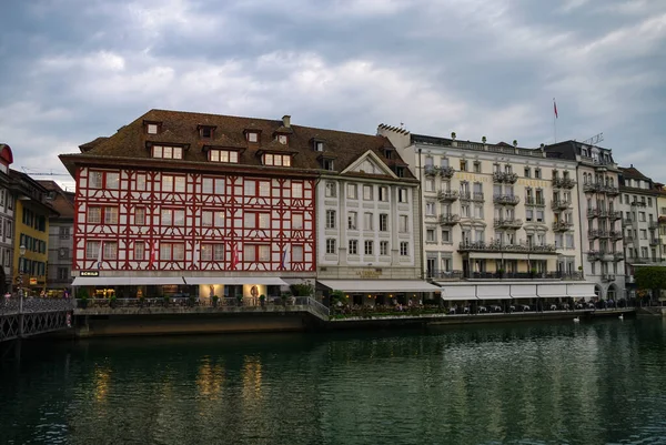 Luzerne Swiss Agustus 2010 Bangunan Bersejarah Picturesque Tanggul Sungai Reuss — Stok Foto