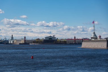Rostral Sütunları ve Peter ve Paul Kalesi 'nin Naryshkin kalesiyle Vasilievsky Adası manzarası, St. Petersburg, Rusya.