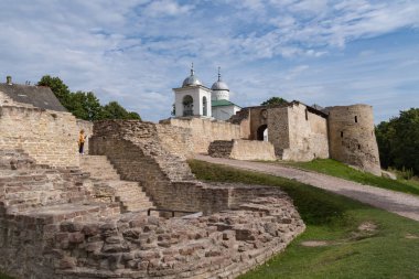 Eski Izborsk kalesinin manzarası, Nikolsky 'nin savunma kolu, 14. yüzyılın kapıları ve güçlendirilmiş duvarların arkasındaki Aziz Nicholas Katedrali. Pskov bölgesi, Rusya.