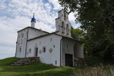 Aziz Niklas Kilisesi (XVII yüzyıl) antik Truvorovo yerleşiminde. Izborsk, Pskov Bölgesi, Rusya.