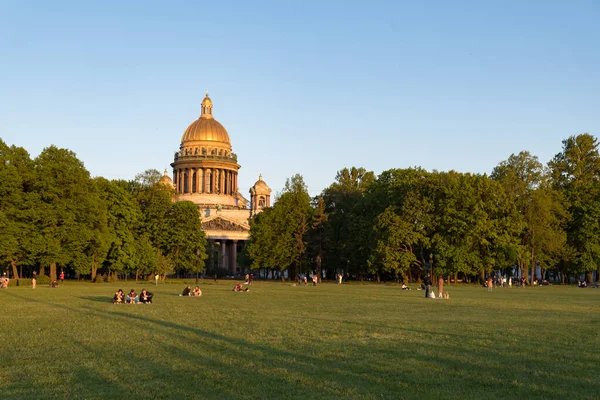 Saint Petersburg, Rusya - 31 Mayıs 202 Senato Meydanı 'nda insanlar St. Isaac Katedrali önünde dinlenirken.