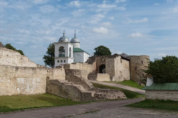 Eski Izborsk kalesinin manzarası, Nikolsky 'nin savunma kolu, 14. yüzyılın kapıları ve güçlendirilmiş duvarların arkasındaki Aziz Nicholas Katedrali. Pskov bölgesi, Rusya.