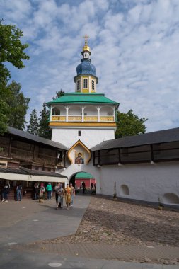 Pechory, Rusya - 22 Ağustos 2020: Petrovskaya Kulesi Kutsal Dormition Pskovo-Pechersky Manastırı 'nın kale duvarı.