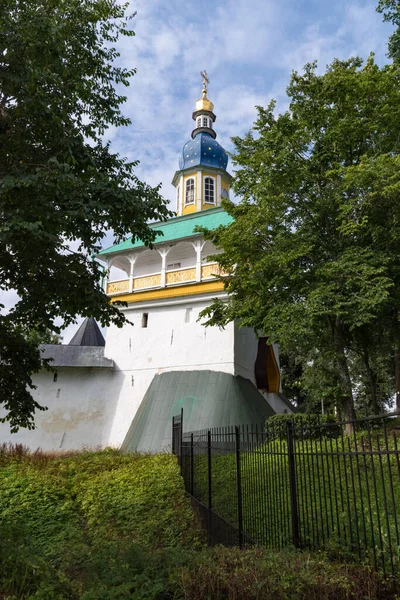 Petrovskaja Torn Med Fästning Vägg Holy Dormition Pskovo Pechersky Kloster — Stockfoto