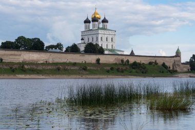 Velikaya nehri üzerindeki Pskov Kremlin 'in panoramik manzarası. Antik kale. Yazın Trinity Katedrali. Pskov. Rusya.