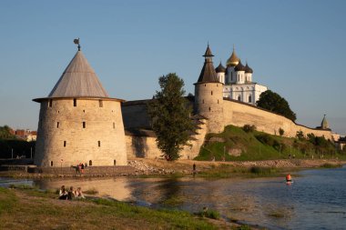 Pskov, Rusya: 21 Ağustos 2020: Pskov Kremlin manzaralı Pskova deresi. Arka planda kuleler, duvar ve Üçlemeci katedrali.