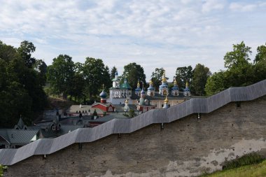 Sacristy, çan kulesi, Pskov-Caves Kutsal Yurt Manastırı 'ndaki Uspensky (Varsayım) katedrali kale duvarının arkasında. Göğüs, Rusya