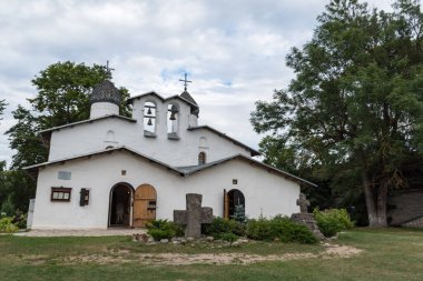 Prolom, Pskov şehrindeki Kutsal Bakire 'nin Doğumu ve Şefaatinin çifte kilisesi. 16. yüzyılın sonlarında inşa edildi.