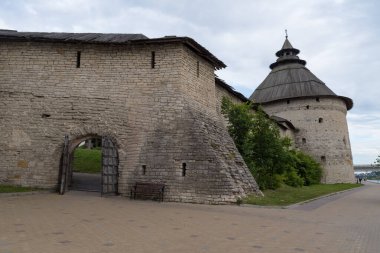 Pokrovskaya kulesi ve Pskov kalesinin duvarları. Pskov şehri, Pskov Bölgesi (Pskovskaya oblast), Rusya.