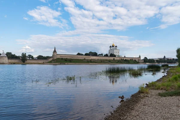 Panoramiczny Widok Kreml Psków Rzekę Wilikaję Starożytna Twierdza Katedra Trójcy — Zdjęcie stockowe