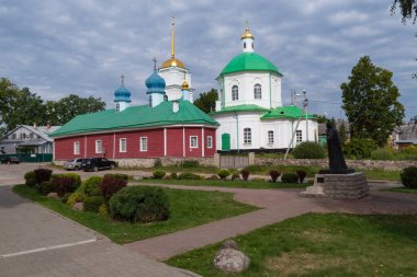 Pechory, Rusya - 22 Ağustos 2020: Sebaste Kırk Şehit Kilisesi ve Barbar Kilisesi