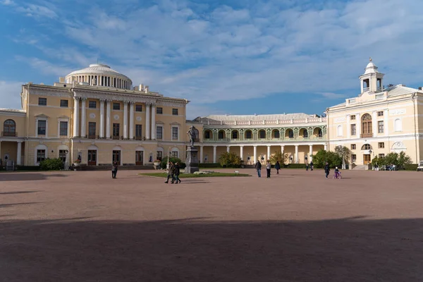 俄罗斯巴甫洛夫斯克 2020年10月3日 位于俄罗斯圣彼得堡巴甫洛夫斯克的巴甫洛夫斯克宫广场上的保罗一世纪念碑 建筑师查尔斯 卡梅隆 — 图库照片