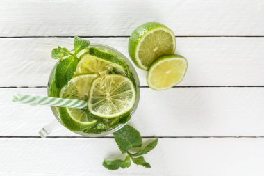 Taze limonata kireç veya mojito buz beyaz ahşap rustik zemin üzerinde. Üstten görünüm. Kopya alanı