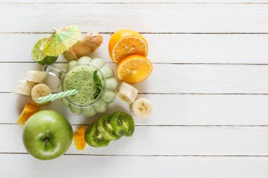 Tropikal meyve, yeşil elma, limon ve nane taze milkshake. Üstten görünüm. Sağlıklı bir diyet kavramı. Kopya alanı