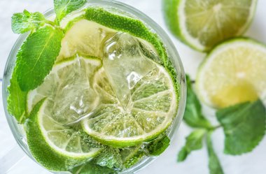 Taze limonata kireç veya mojito buz beyaz ahşap rustik zemin üzerinde. Yakın çekim. Üstten görünüm