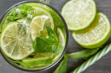 Taze limonata kireç veya mojito buz beyaz ahşap rustik zemin üzerinde. Üstten görünüm. Yakın çekim.