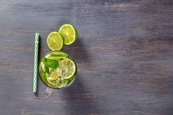 Limonada Fresca Mojito Lima Con Menta Con Hielo Sobre Fondo —  Fotos de Stock