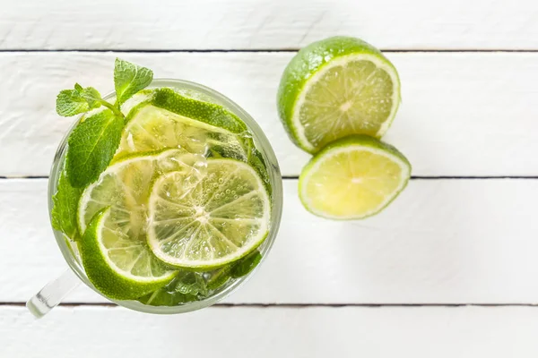 Taze limonata kireç veya mojito buz beyaz ahşap rustik zemin üzerinde. Üstten görünüm