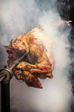 Kuzu şiş duman üzerinde sıcak kömürlerin üzerinde yanmış. Açık ızgara