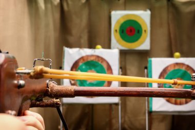 Tatar yayı hedefe yönelik bir atış için hazır. Tonda