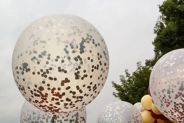 Arka ışık gri gökyüzü balonları. Arka plan