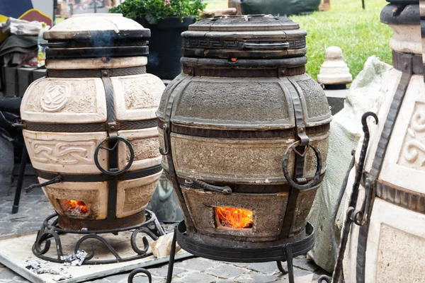路上の肉料理用石炭を燃焼とストーブ タンドール — ストック写真