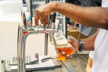 barmen el taze kehribar bira köpükle dökülür büyük bir cam tutar. Sokak ticaret