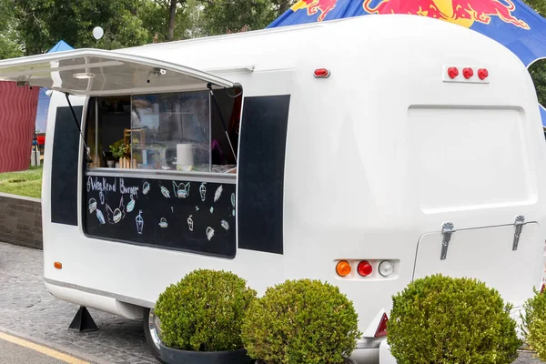 Gıda satış için beyaz römork alıcılar beklentisiyle sokakta duruyor