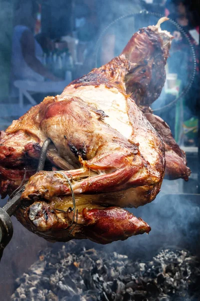 羊肉在热煤的烟雾中被油炸 户外烧烤 — 图库照片