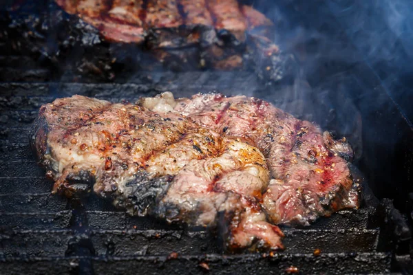 Duman Sıcak Kömürlerin Üzerinde Sulu Biftek Pişiriyor Açık Izgara — Stok fotoğraf
