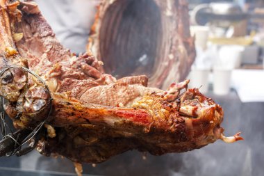 Adet kuzu şiş kömürlerin yanma üzerine kavrulmuş. Açık ızgara