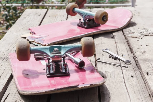 Oude Gebroken Skateboard Ligt Met Een Spanner Een Houten Tafel — Stockfoto