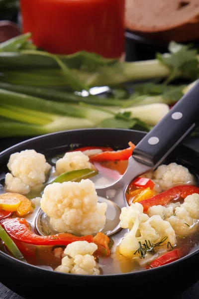 Sopa Verduras Con Coliflor Zanahorias Tomates Pimientos Plato Negro Con — Foto de Stock