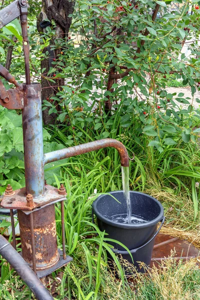 Old Rusty Water Column Village Fills Bucket Water Background Dense — Stock Photo, Image