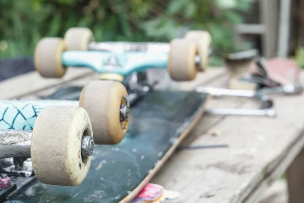 Altes Skateboard Mit Rädern Liegt Zur Reparatur Auf Einem Holztisch — Stockfoto