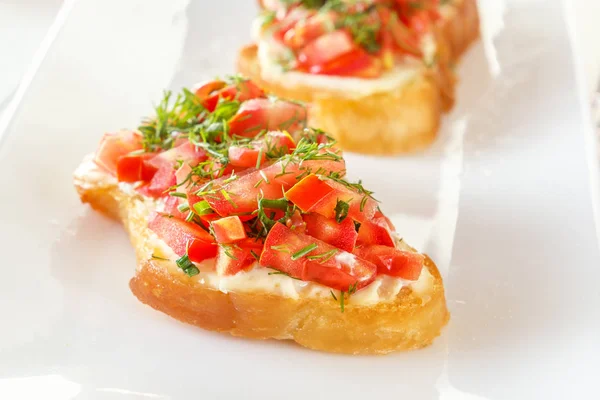 Bruschetta Con Pomodori Freschi Formaggio Piatto Bianco Primo Piano — Foto Stock