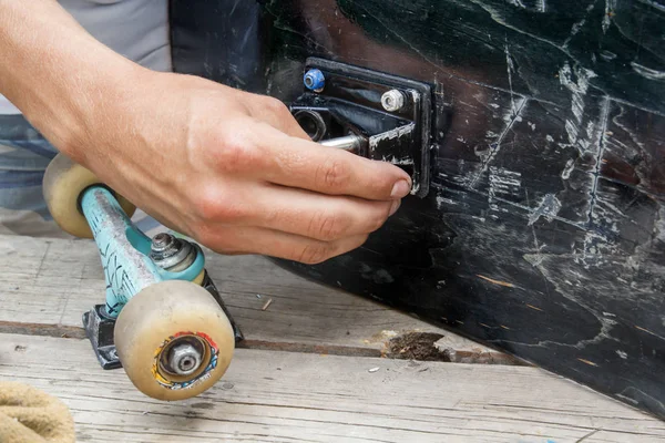 Mounting Wheel Pair Skateboarding Home Workshop — Stock Photo, Image