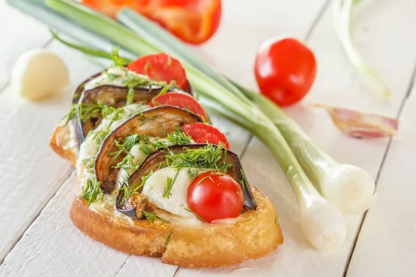 Bruschetta Con Melanzane Fritte Pomodori Freschi Formaggio Taglieri Bianchi Sullo — Foto Stock