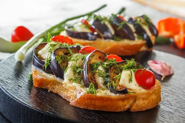 Bruschetta Con Melanzane Fritte Pomodori Freschi Formaggio Lavagne Nere Sullo — Foto Stock