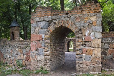 Kemer vista ve bir tuğla duvar taş geçitle bir minyatür kule tarzı çocuklar için bir parkta bir ortaçağ kalesi