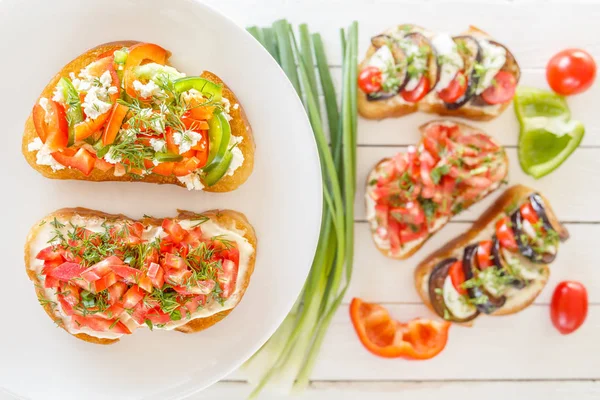 Bruschetta Con Pomodori Freschi Peperone Dolce Formaggio Capra Taglieri Bianchi — Foto Stock