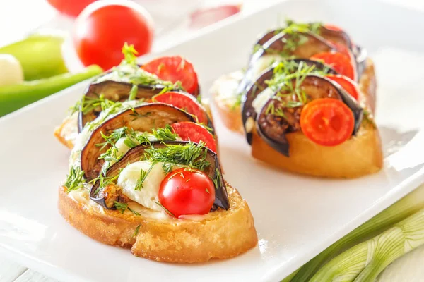 Bruschetta Con Melanzane Fritte Pomodori Freschi Mozzarella Piatto Bianco Primo — Foto Stock