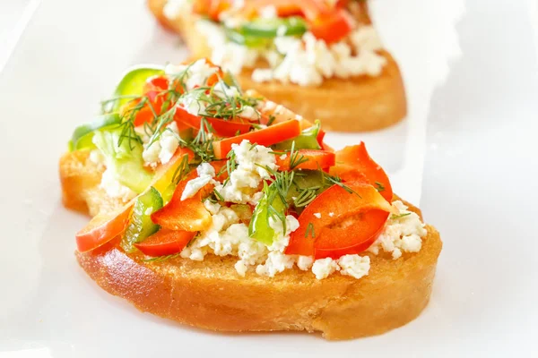 Bruschetta Con Peperoncino Rosso Formaggio Capra Piatto Bianco Primo Piano — Foto Stock