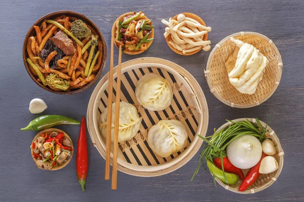 Traditionella Snacks Kinesiska Köket Dim Sum Dumplings Kryddig Sallader Grönsaker — Stockfoto