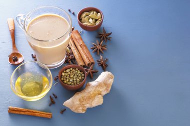 Çay masala süt malzemelerle baharat - tarçın, kakule, zencefil, karanfil, tıknaz, tatlı biber, tatlım. Kopya alanı