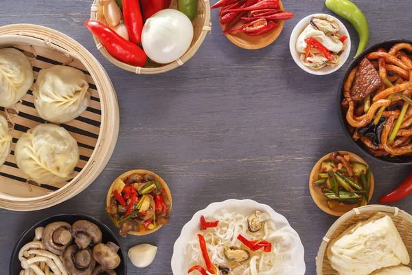 Gerichte Der Chinesischen Küche Sortiment Dampfknödel Nudeln Salate Gemüse Pilze — Stockfoto