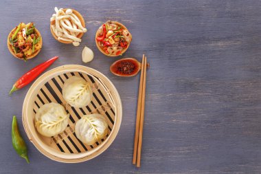 Geleneksel Çin yemekleri - Buhar köfte, sıcak salatalar, aperatifler Barajı Sam. Üstten görünüm. Kopya alanı