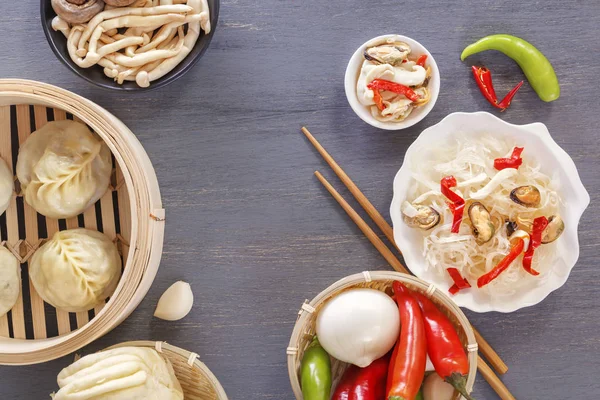 Gerichte Der Chinesischen Küche Sortiment Dampfknödel Nudeln Salate Gemüse Pilze — Stockfoto