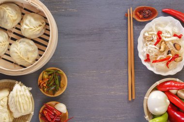 Çin mutfağından çeşitli yemekler. Buhar köfte, makarna, salata, sebze, mantar, deniz ürünleri. Üstten görünüm. Kopya alanı