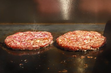 Sıcak bir ızgara et Burger pişirilir. Kopya alanı